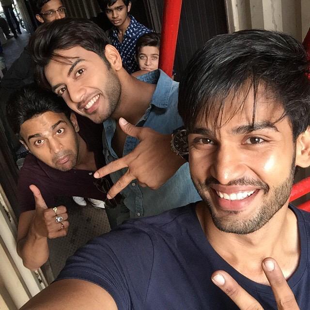 MDGChannelVFC's tweet photo. Onscreen co-actors..offscreen brothers..!! @mitiljain @vikramactor http://t.co/Bjy0PgCWFc