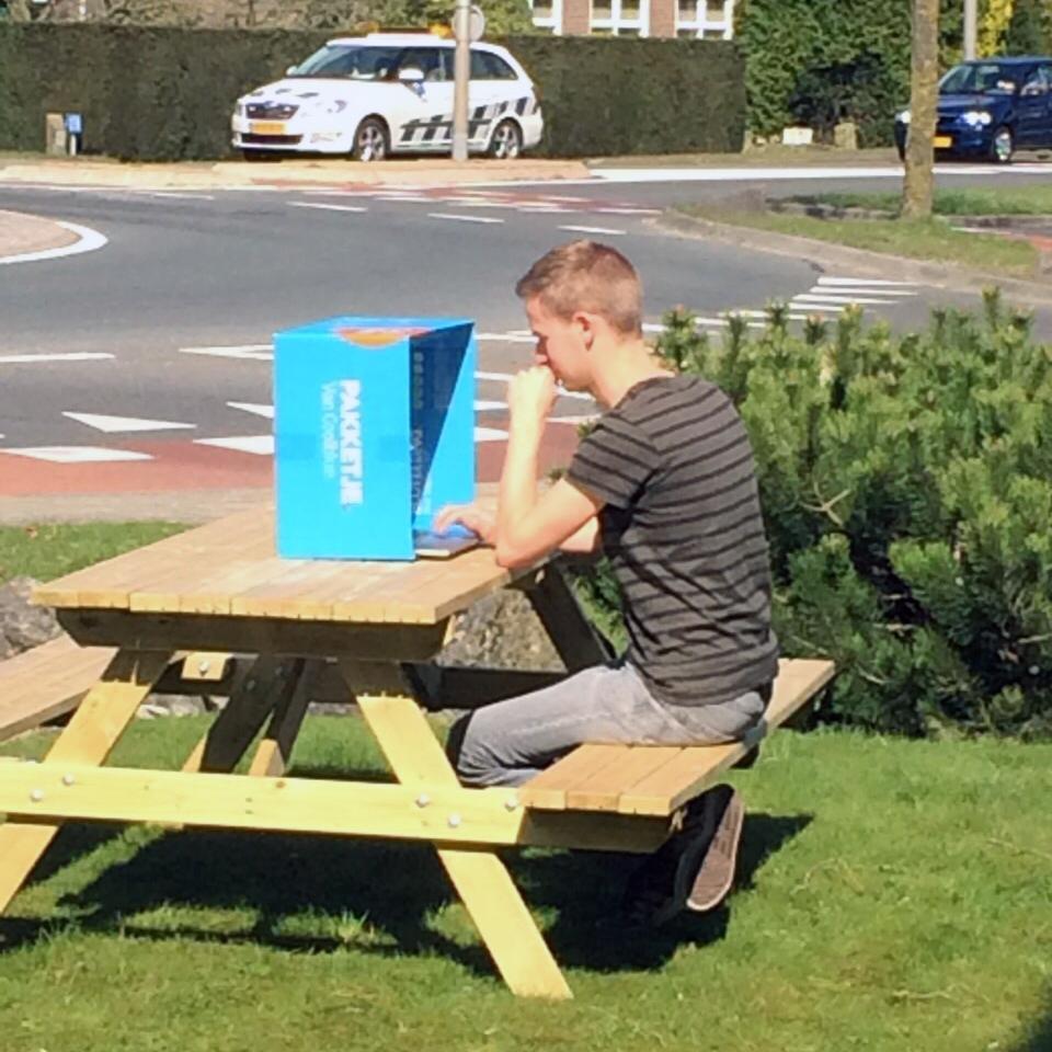In het kader van mooi-weer beleid: <a href="/Coolblue_NL/">Coolblue</a> Kunnen jullie 33 dozen opsturen zodat we morgen buiten kunnen werken?