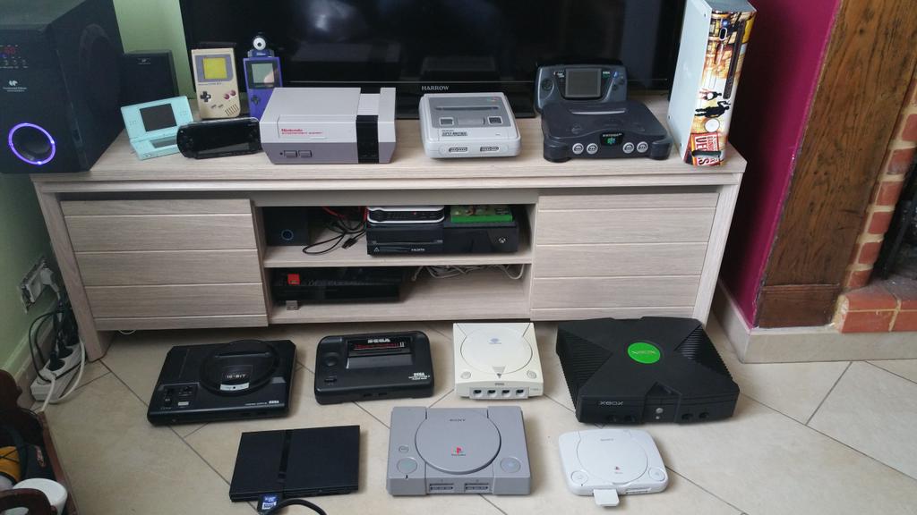 atklique60's tweet photo. @SEGA @XboxFR @NintendoFrance @PlayStationFR 
Geek un jour ..... geek toujours 😈😈😈 http://t.co/9LcN3pWPEF
