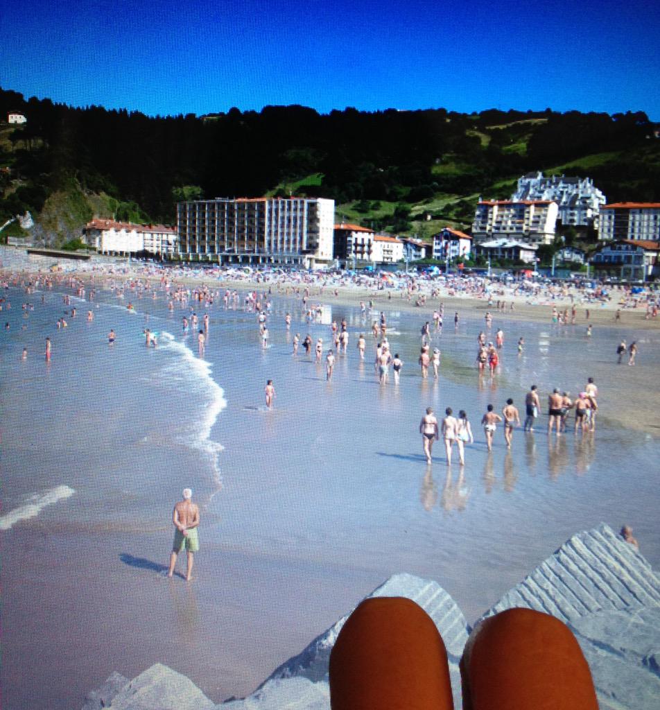 SaraBlancoCano's tweet photo. @BarrenaLeire @21Irati @Ainhoa_Zaldun qué vida más dura! Saludos desde Deba! 🎉💃🏻🍹☀️👙 #ojalá :'))))) http://t.co/1xSlekodCJ