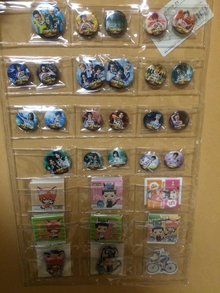 T K セリアのウォールポケットペダステアクキーのためにあるとしか思えないくらいぴったりなんだが缶バッチも二つずつ入るしめっちゃいい買い物した Http T Co Jby1kqskwh