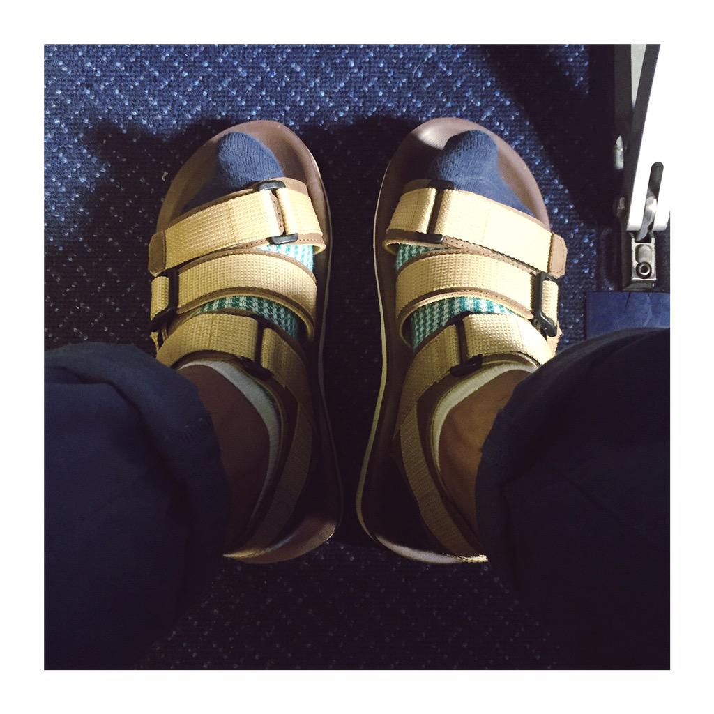 Udah ah..mo #RANDOMINDIRI duluk. Iya, tetep. Sendiri. Mau #MOVEON ke...bulan.