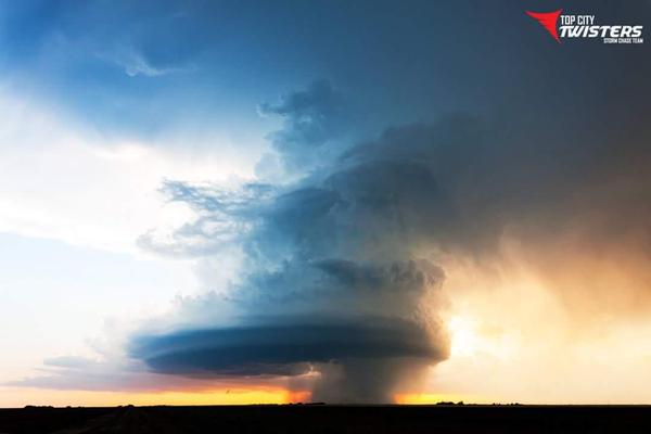 Meteovilles's tweet photo. RT @Topcitytwisters : Hier vers #Jetmore au #Kansas : http://t.co/qcWyVHUS8R http://t.co/iJv1PVWUX5