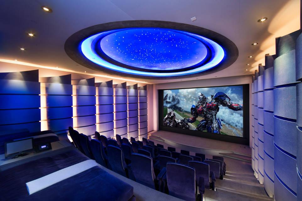 splatterwelt's tweet image. In Michael Bays Haus: Home Cinema für 40 Personen mit 4K-Projektor und Dolby Atmos ce-pro.eu/article/inside… #normaloder