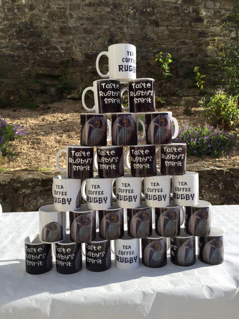 Joueurs, partenaires et élus pour fêter l'arrivée de notre bouclier sur les #terresdemontaigu