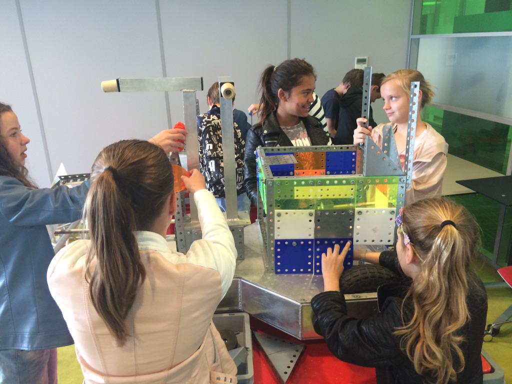 FleurenBas's tweet photo. Race of the Robots @Automotive_NLD met @TechFinderNL @VDLgroep @TUeindhoven @madsciencenl  #DTW2015 http://t.co/W9CFPWXOLV