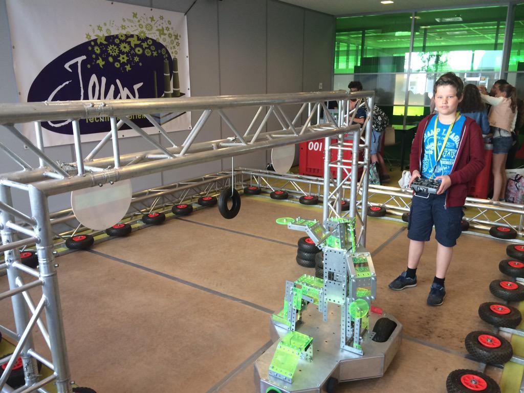 FleurenBas's tweet photo. Race of the Robots @Automotive_NLD met @TechFinderNL @VDLgroep @TUeindhoven @madsciencenl  #DTW2015 http://t.co/W9CFPWXOLV