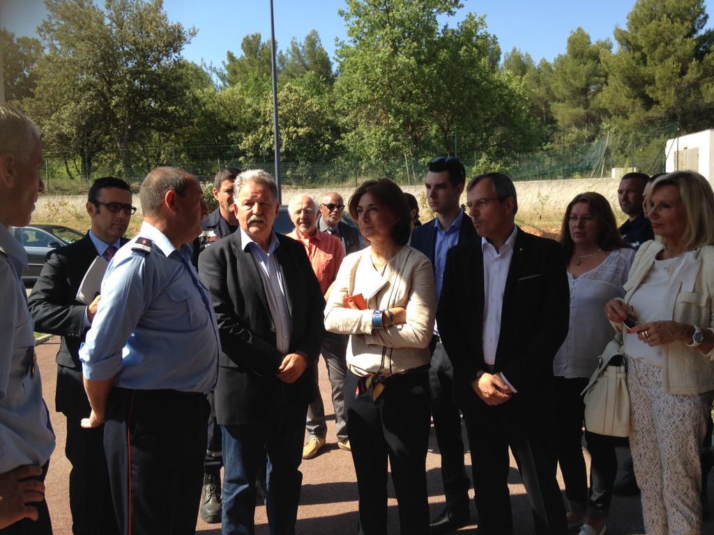 departement13's tweet photo. Visite de la caserne de Jouques Peyrolles, avec Richard Mallié, aux côtés des #Sapeurs Pompiers @SDIS13 http://t.co/AnAdvRG49l