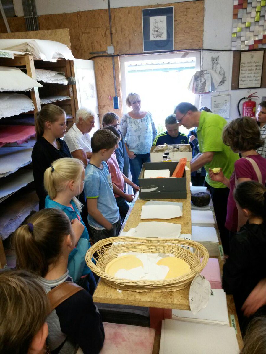 Leerlingen van basisschool <a href="/Tweedestee/">obs De Tweede Stee</a> in Loenen kijken hun ogen uit bij De Middelste Molen. #wvp15 #weekvanpapier