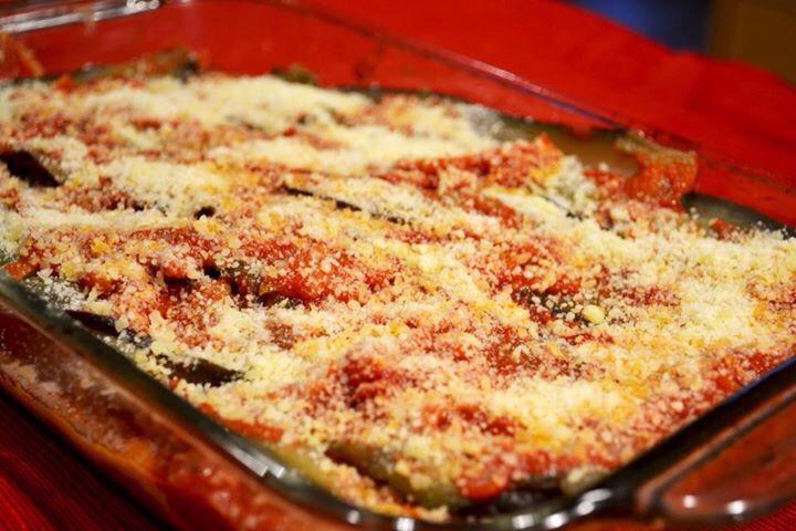 Finoli_Houten's tweet photo. Net uit de oven: melanzane alla parmigiano en verse grillworst!! Lekkerr! http://t.co/AZwmmWiBBk