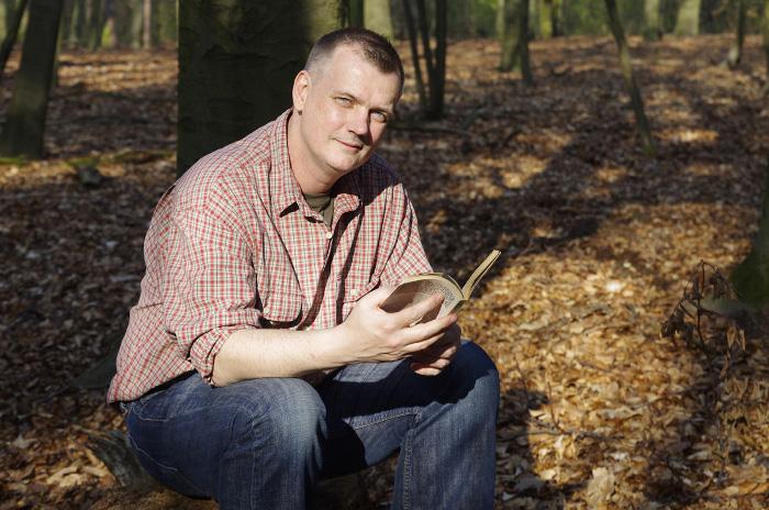 Feiertag mit #SIGMA2Foxtrot. Interview mit Hardy Kettlitz u. sein Buch über <a href="/TheHugoAwards/">The Hugo Awards</a> — sigma2foxtrot.com/sigma-2-foxtro…