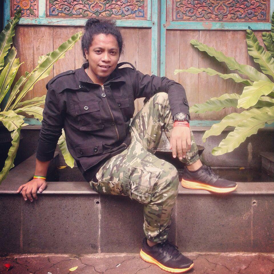 Kecew kak "<a href="/Arie_Kriting/">ARIE KRITING</a>: Seharian ini beraktifitasnya pakai outfit keren dari <a href="/iwearzule/">#Live2Adapt</a> ..!!! Andalan skali... "