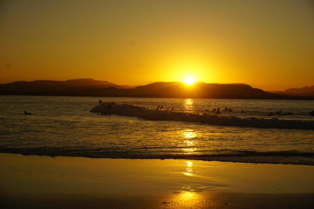 FlyingDrBen's tweet photo. Beautiful evening in Byron Bay. #on holiday #kookaburra #sunset #surfer http://t.co/fP6qicmmxf
