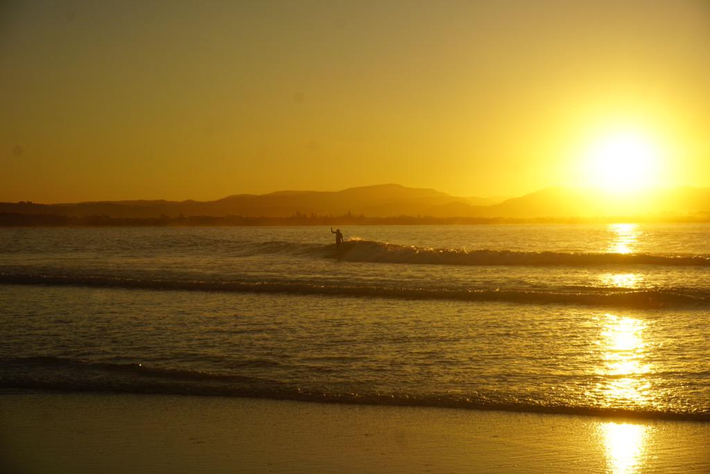 FlyingDrBen's tweet photo. Beautiful evening in Byron Bay. #on holiday #kookaburra #sunset #surfer http://t.co/fP6qicmmxf