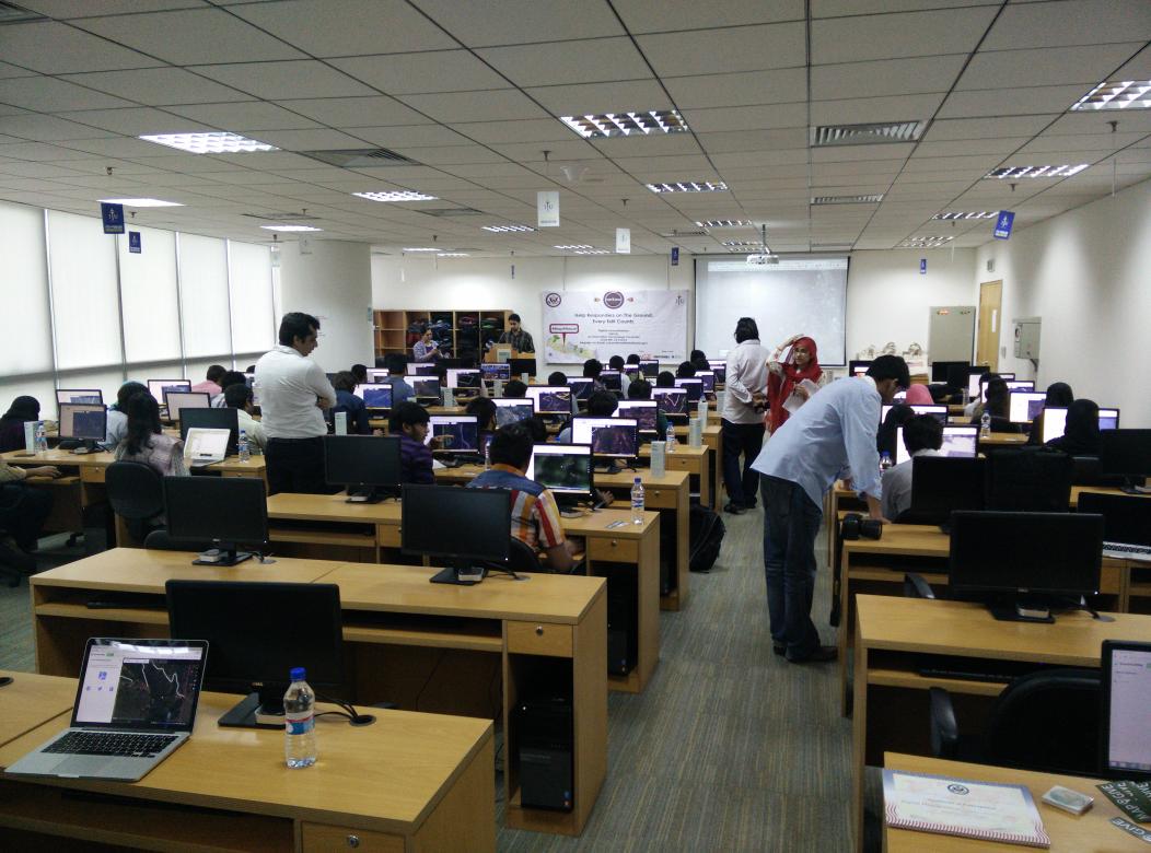 il_tempe's tweet photo. “@Hatryst: #LahoreMapathon underway at @ITUPunjab. Every edit counts. #Map4Nepal @USCGLahore http://t.co/G9dbLsirKQ” ogni edit conta #osm