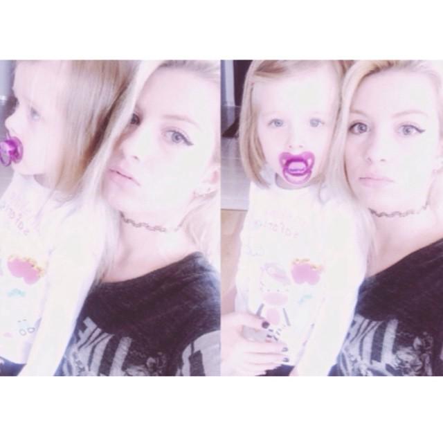 hersey_yagmur's tweet image. Heellooo! Selfaay with my sister. She's not on mood to take selfie. She had a pawwker face. 😂😂😂