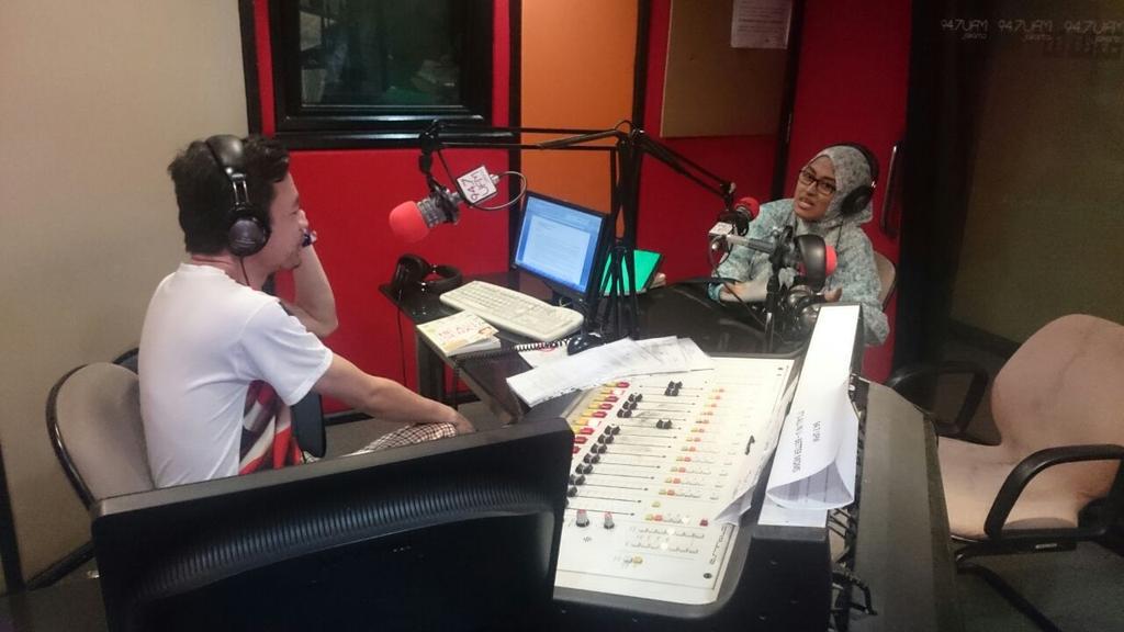 redaksipanda's tweet photo. Seru banget obrolan bareng Ibu Vivi HHBF dan @UFM947, ya. Stay tune! Masih banyak informasi yang akan didapat. :) http://t.co/EZyCEdtED2