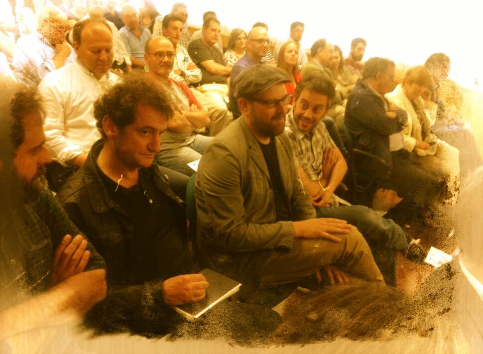 martinhonoriega's tweet photo. Xunto a #JorgeDuarte @autonauta e @XulioFerreiro escoitando a @VicencNavarro na Coruña http://t.co/QG8PWqNZft