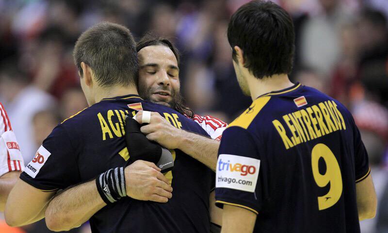 JulenAginagalde's tweet photo. Se retira el creador de los pases imposibles, una leyenda del balonmano. Suerte el haber jugado con él #ThankYouIvano http://t.co/WjtPnkGLuT