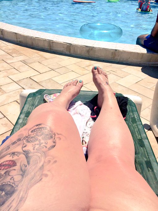 Heyyy from tunisia. Heres my legs 😋 http://t.co/4DfwC6P3t2