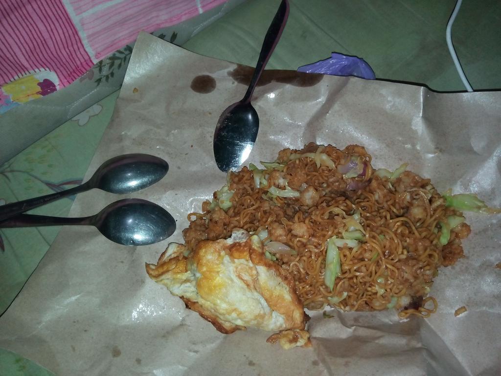 Rawud Hahe 😂😂#tengahmalam#kenyang#delivery with @Septia407 @ciuchica #kosq