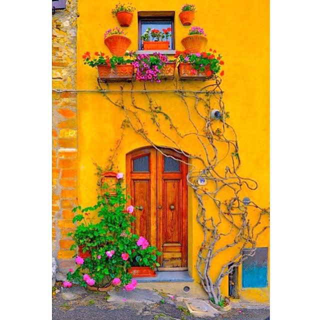 What inspires us today 🌞💘 #yellow #mexico #beautiful #homes #colorful #love #inspiration #… ift.tt/1GmPKtE