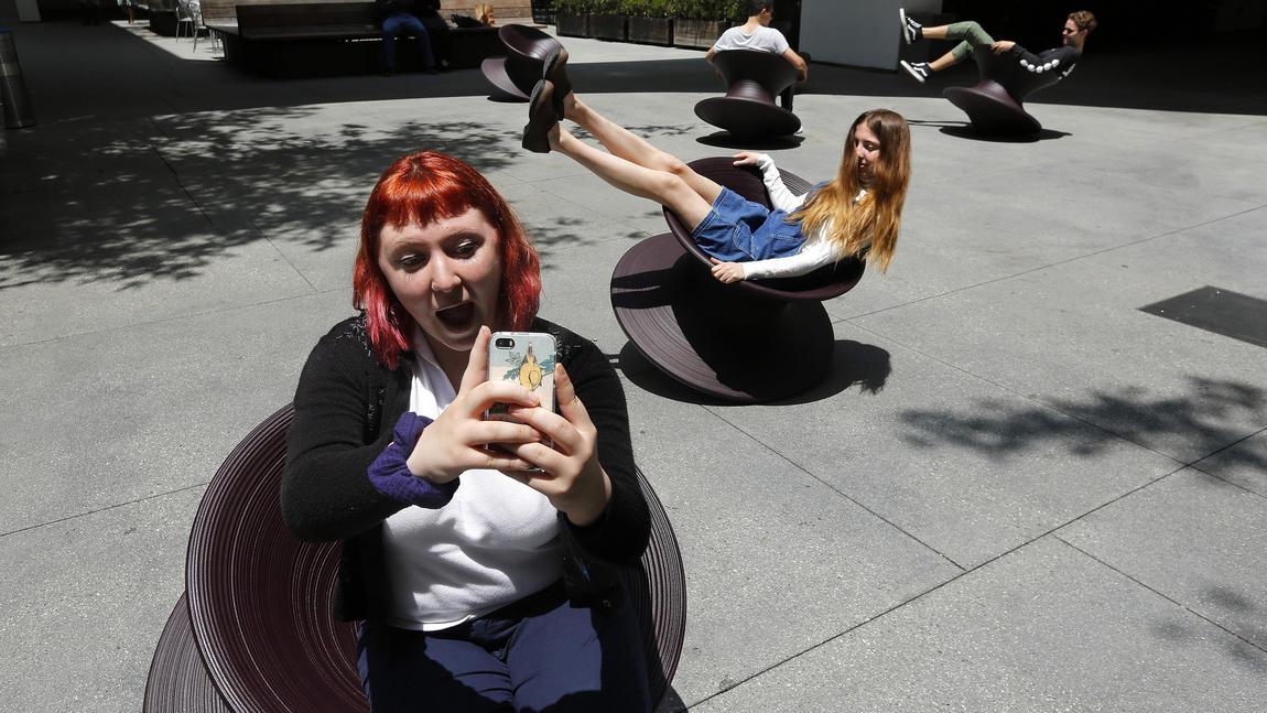 hammer_museum's tweet image. How do you feel about #museumselfie culure? A nice shout out to #Spunday in @latimes → ow.ly/NSxfS