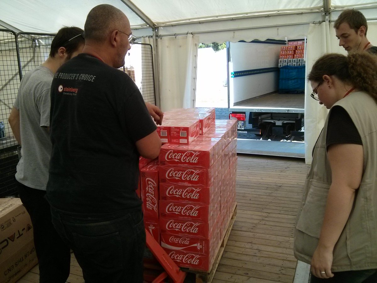 GeekFaeries's tweet photo. Arrivée de la boisson... pour une journée ;) #backstageGF http://t.co/7WHqSPOCoP