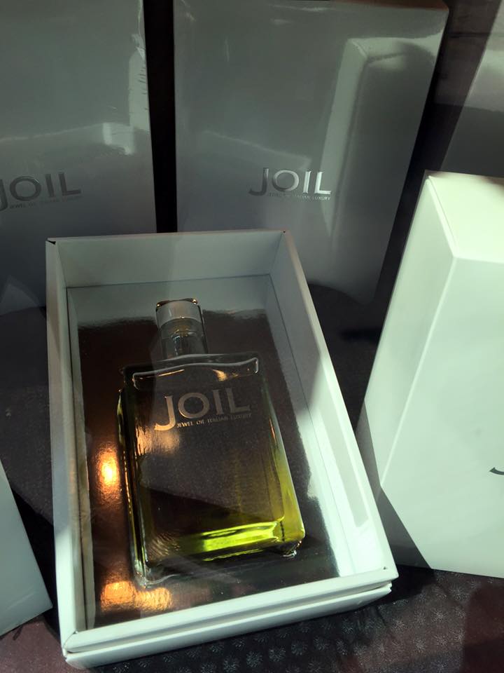 novamob's tweet photo. Un po' j'adore, un po' ipad. Ma è solo olio, anzi #Joil #Peck #exclusive #food #packaging http://t.co/719bIWKq1Y