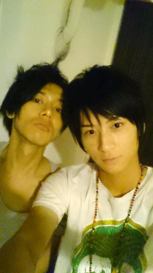 荒牧慶彦 今日は朝からしょうさんと撮影でした ノ 東南アジア帰りの頭ボサボサ色黒ボーイという役です D ノ うん あんまり黒くないよね これでも頑張ったほう W 笑 Http T Co 0at6hidbos Twitter