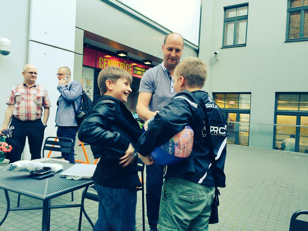 IneseStade's tweet image. Ventspils galvenais treneris iepriecina ar autogrāfiem Rīgas puikas. Tiem prieks neizsakāms