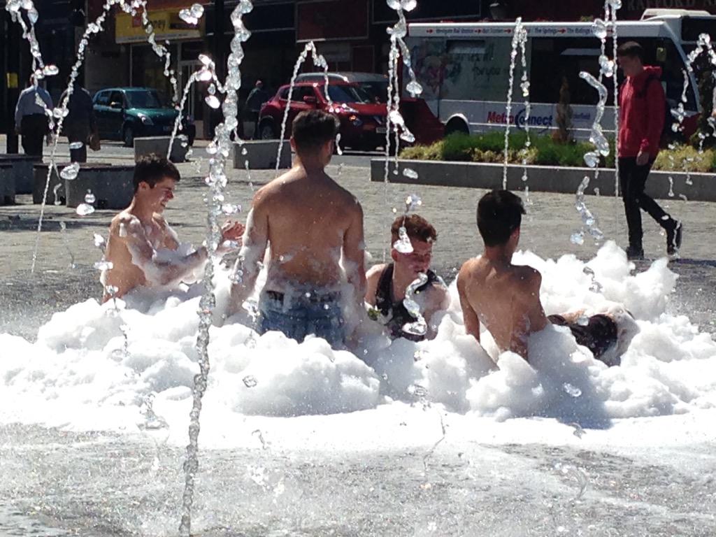 newsgirlTracyG's tweet image. ...And a group of lads have now decided to have a bath. Amazing what the Summer sun makes people do.  #Wakefield