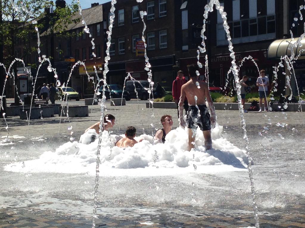 newsgirlTracyG's tweet image. ...And a group of lads have now decided to have a bath. Amazing what the Summer sun makes people do.  #Wakefield