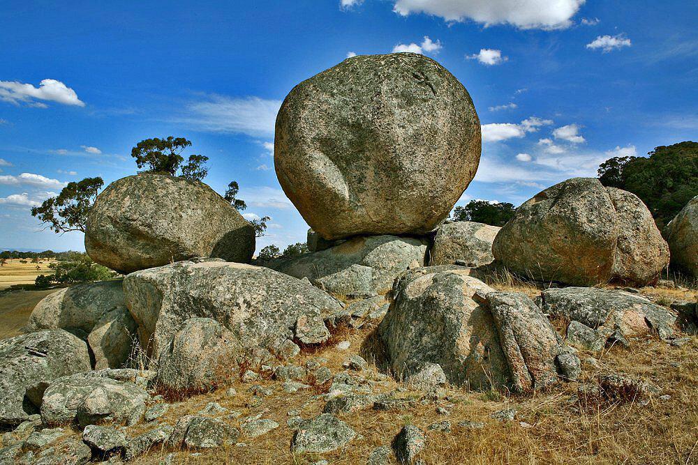 HeathcoteBNB's tweet photo. The #BeautyThatIsHeathcote #Tooborac #Lancefield #PinkCliffs #DevilsMarblesInVictoria #SpectacularRocks #FabWines http://t.co/2VPjzs6elG