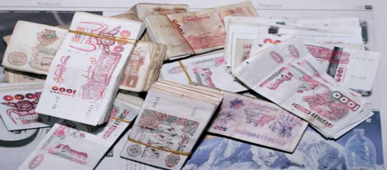 RaiAlgerie's tweet photo. La dépréciation du dinars et son impact sur l’économie http://t.co/WWJPHgM5Xc http://t.co/9OgkLsRcdc