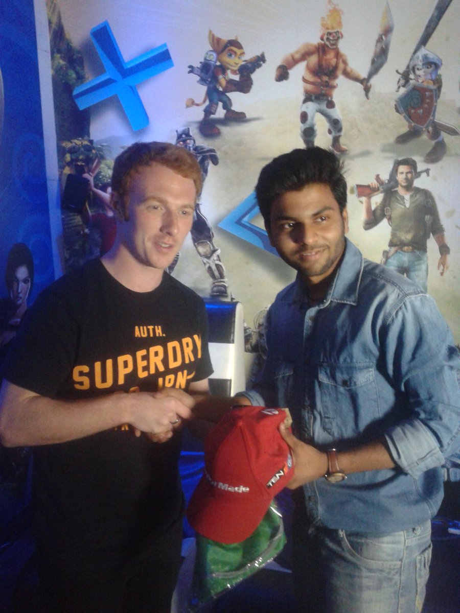 SPN_Action's tweet photo. #PlayWithPro @i5achin after a game of 4-0 against @Steviegrieve!
#ChampionTheMatch @Heineken_IN http://t.co/AHaEN9Z0iu