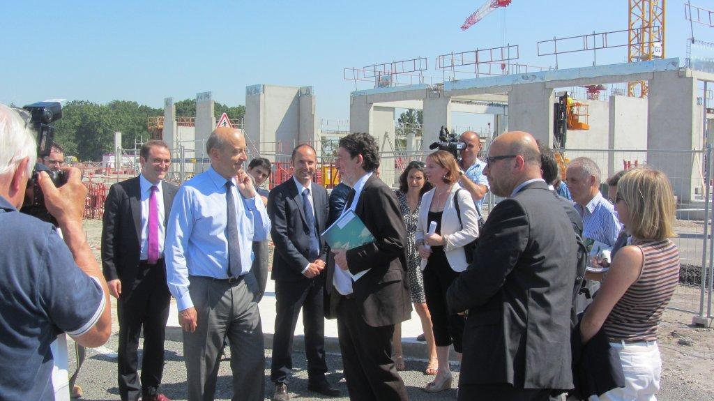 ThalesAerospace's tweet photo. Sous le soleil de @merignac, @alainjuppe et @AANZIANI découvrent les dernières avancées du futur campus @thalesgroup! http://t.co/FcdsJM5SYh