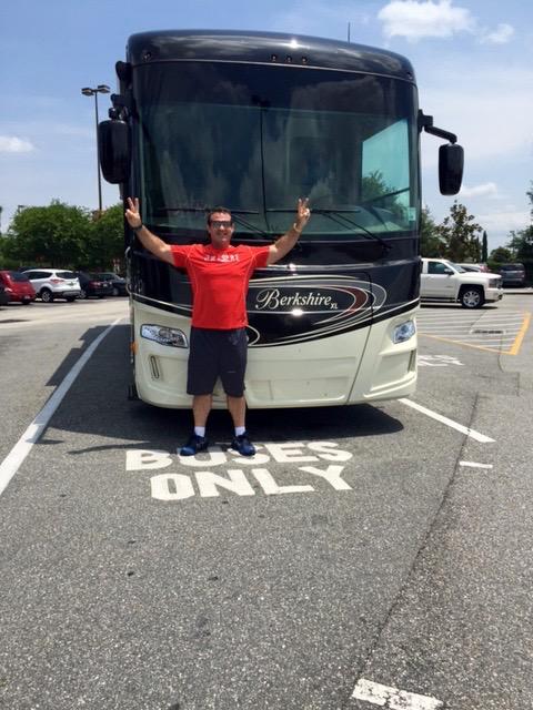 BatheToSave's tweet photo. Picked up the RV that will be Home for at least the next 18 months! #BathingDogs #SavingLives #latertweet #Bathe2Save http://t.co/F8TvOc5qLL
