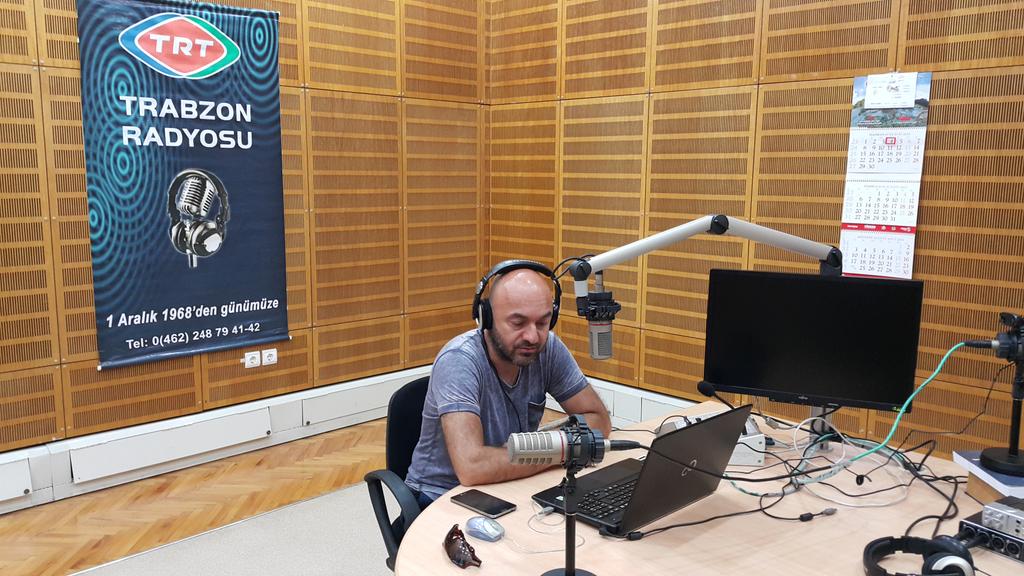 reelkaan's tweet photo. @trtradyo @TRTFM @dunyaninenradyo @muzoresmihesabi @trttrabzonradyo @SinmAkn yayın öncesi son hazırlıklar http://t.co/PbfufZgxjJ