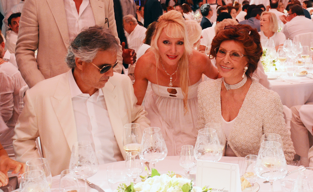 MiaMakiShow's tweet photo. #MiaShow ff/ #SafeZonesWomenChildren @SafeZonesWomen @gogvc @yankbarry @holyfield @AndreaBocelli #KnockOutWorldHunger http://t.co/1srQxO9L2E