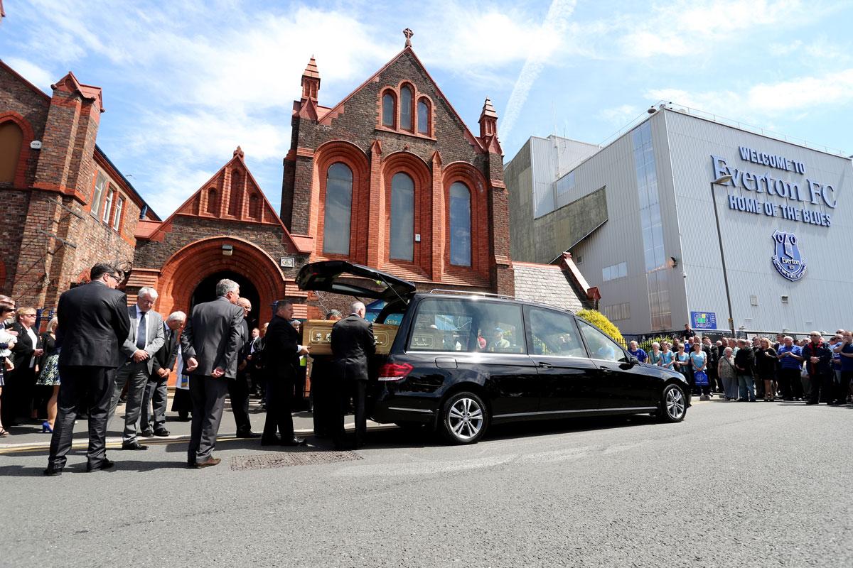 Everton's tweet photo. This afternoon an Everton hero was laid to rest. #AndyIsOurKing http://t.co/hYPHSE8KrA