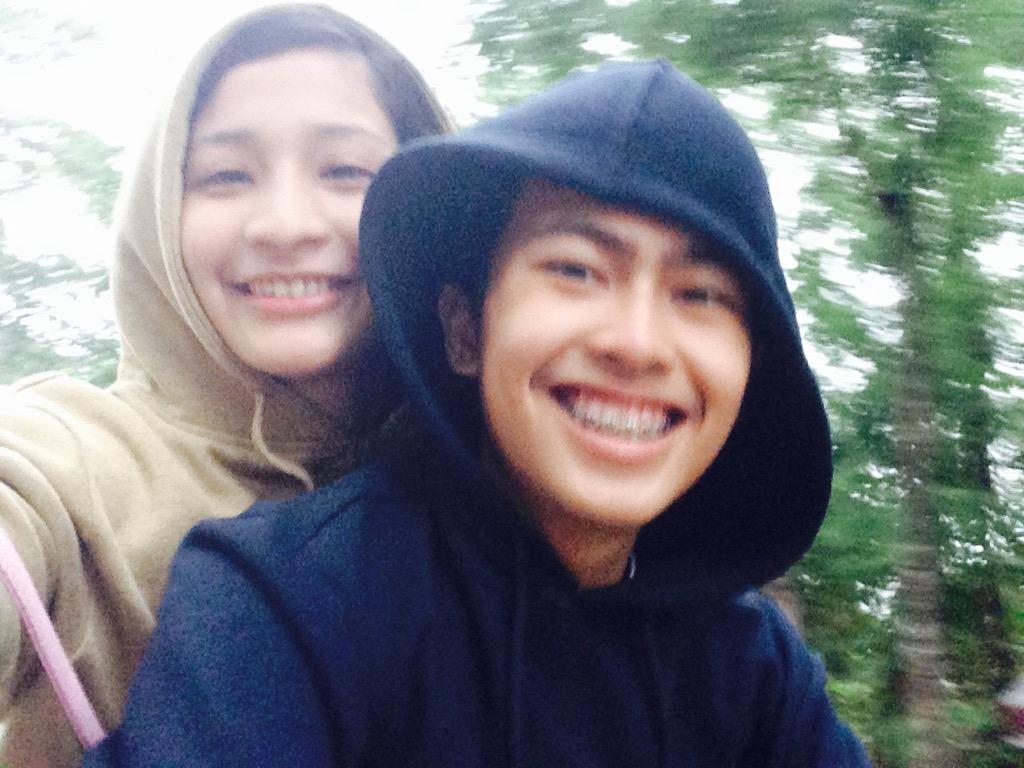 lyrsspirit's tweet image. Kahit umuulan makalayas lang. 😂 #TeamJacket. 😍😍