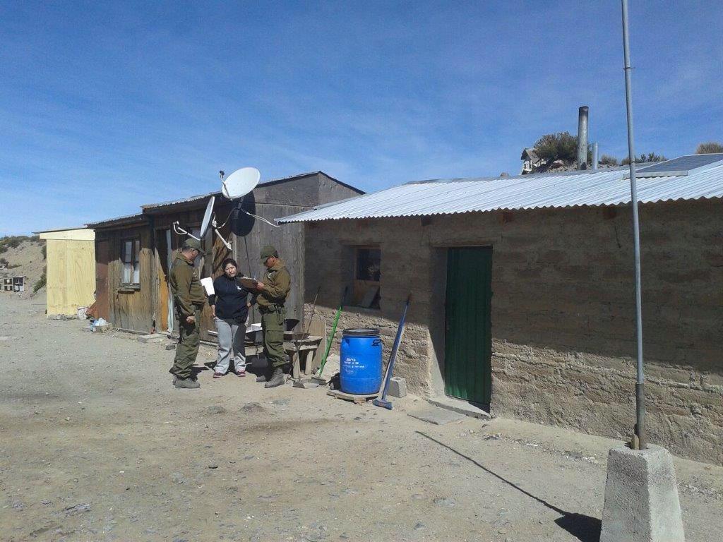 Carabdechile's tweet photo. Arica: Carabineros coordinó con vecinos evacuación (en caso de emergencia) ante actividad del volcán Guallatire http://t.co/ytmhHIyT7G