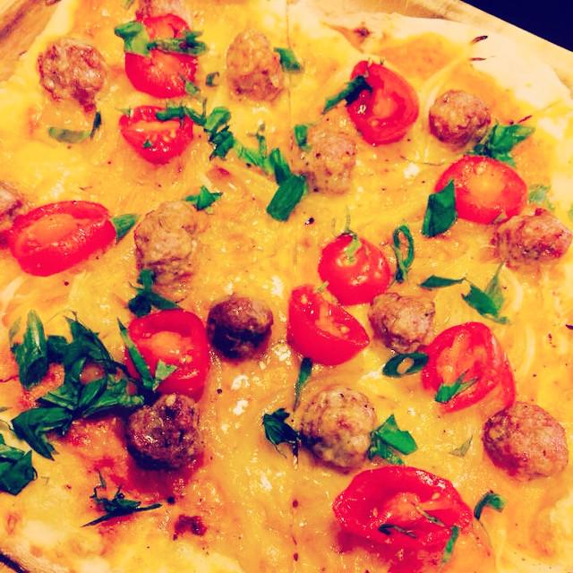 uncorkplum's tweet image. Flatbread with Cajun Remoulade, Pickled Onions, Tomato, Pork &amp;amp; Beef Meatballs #yqlfood #pizza #lunch @DowntownLeth