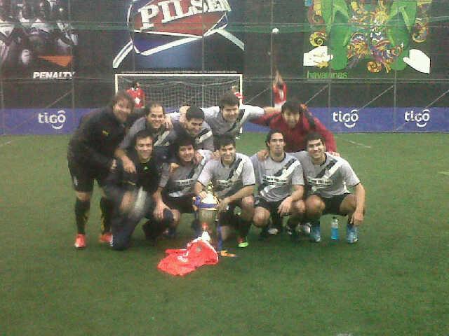 casprom2004's tweet photo. Debutamos en tw con un #tbt. Foto del 2011 cuando conseguimos el bicampeonato del #Exacas http://t.co/8i4TKsS9o0