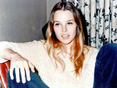 Happy 71st bday to Michelle Phillips, member of the 60s vocal group, The Mamas & the Papas! 
 