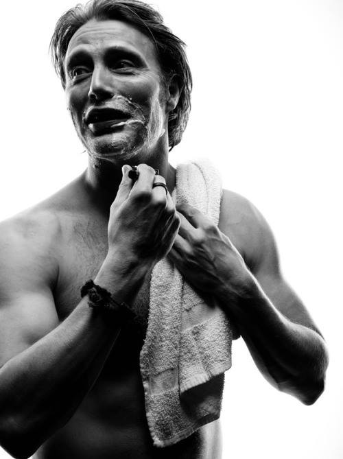 kinopoiskru's tweet image. Мадс Миккельсен напоминает, что «Ганнибал» возвращается на телеэкраны уже этой ночью ;)