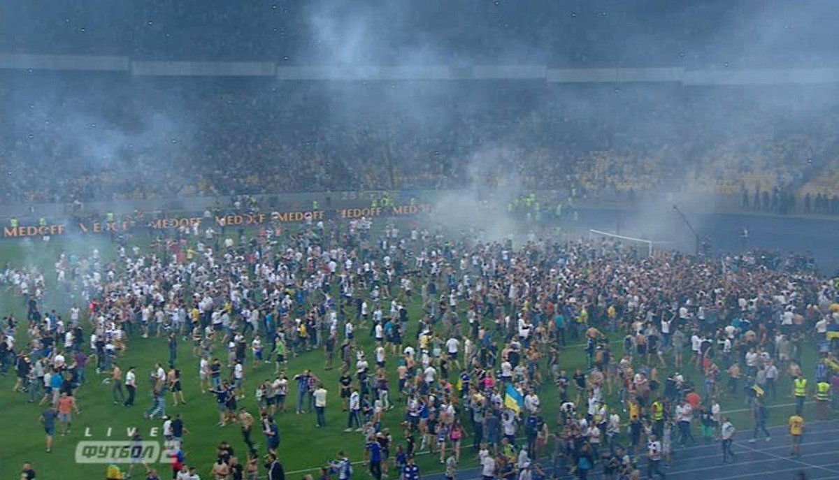 Болельщики выбежали на поле после победы Динамо в Кубке Украины - изображение 2