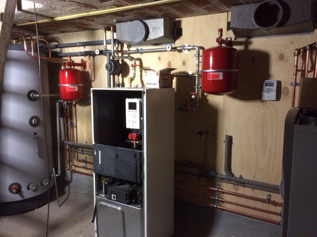 LouisVanHam11's tweet photo. Bijna een waterwarmte  pomp gereed voor  gebruik energie uit de bodem aard warmte  in combinatie met zonnepanelen http://t.co/TZAdPwO4WM