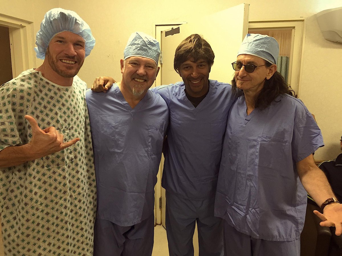 futureuserx's tweet image. #TBT Behind the scenes of @futureuserx’s “VooDoo” video featuring @tmorello &amp;amp; @rushtheband: bit.ly/VOODOOJUJU